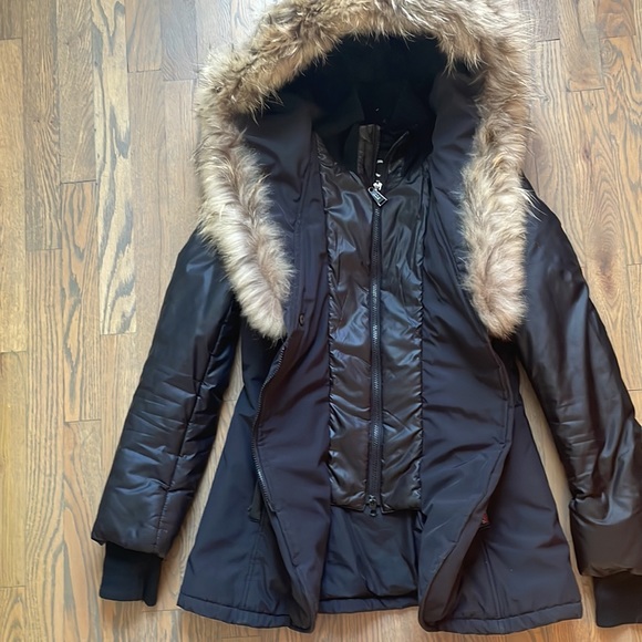 Sicily winter coat. Very warm, real fur around the hood and has a double zipper. - Picture 2 of 3